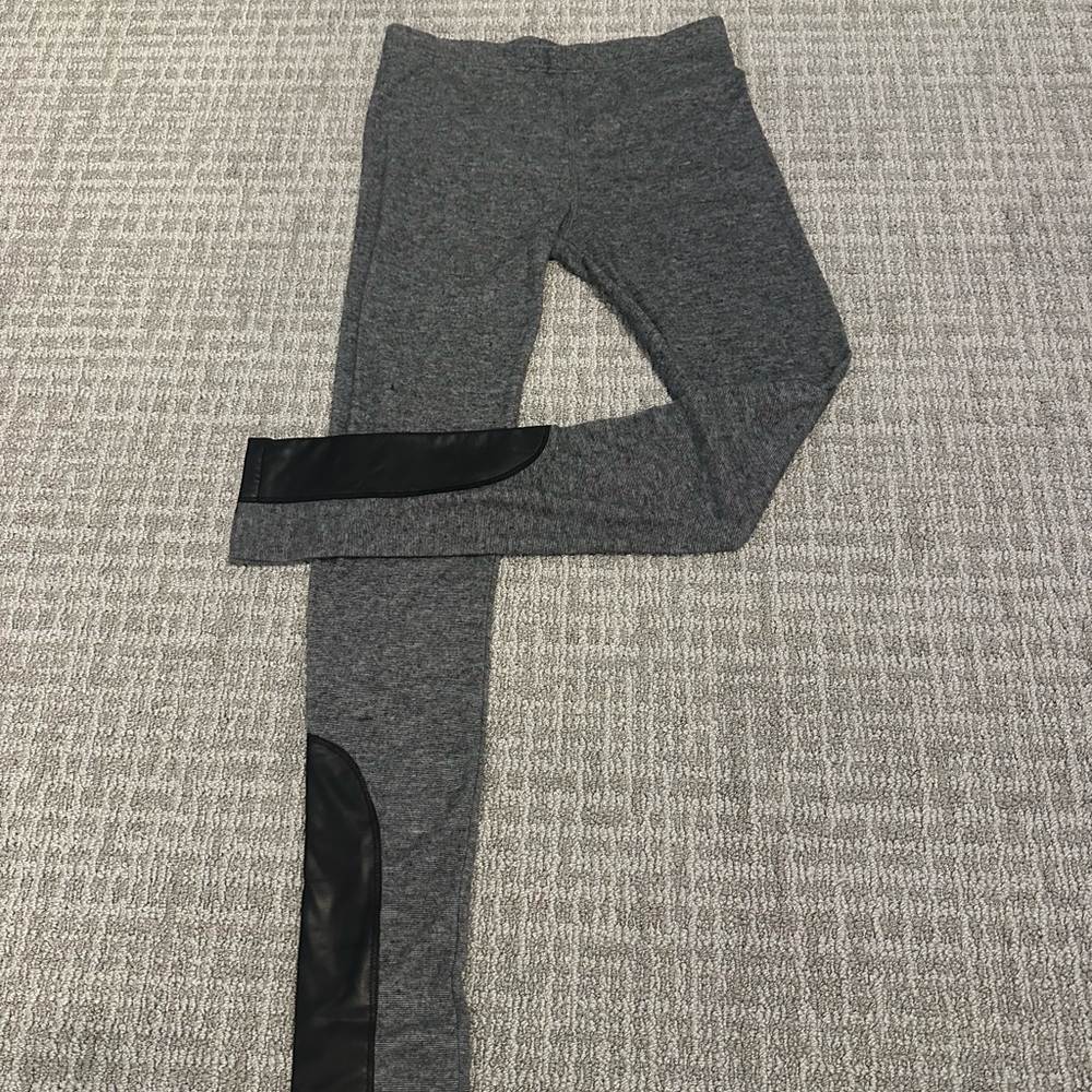 ❤️ 2/$25 T2 LOVE Soft Leggings in Heather Gray with Black Patches Girls Size 14